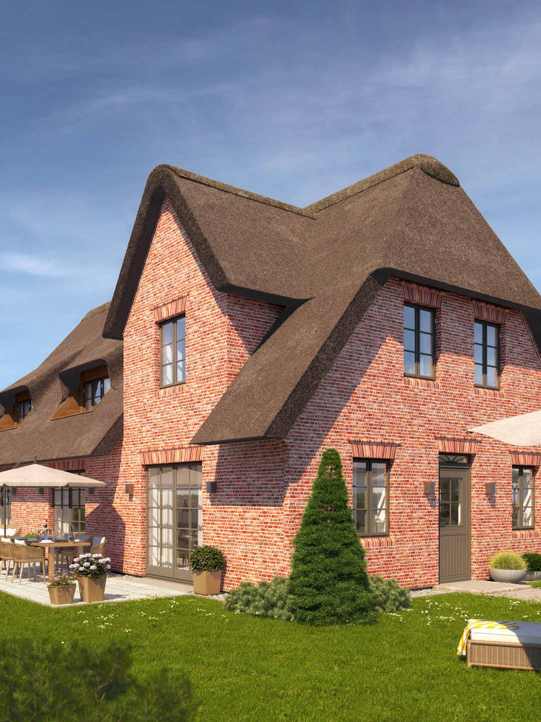 Dieses Bild zeigt eine Visualisierung des Bauvorhabens. Es handelt sich im ein Reetdachhaus mit einem hellen Klinkerstein und grau/braunen Fenstern und Türen. Auf diesem Bild ist der Seiteneingang, sowie die Terrasse zu sehen.