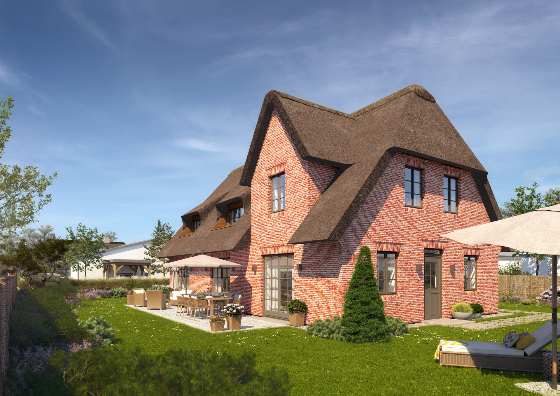 Dieses Bild zeigt eine Visualisierung des Bauvorhabens. Es handelt sich im ein Reetdachhaus mit einem hellen Klinkerstein und grau/braunen Fenstern und Türen. Auf diesem Bild ist der Seiteneingang, sowie die Terrasse zu sehen.